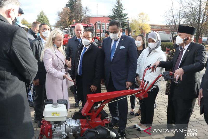 Ke pabrik traktor Belarus, Rachmat Gobel ajak kerja sama investasi