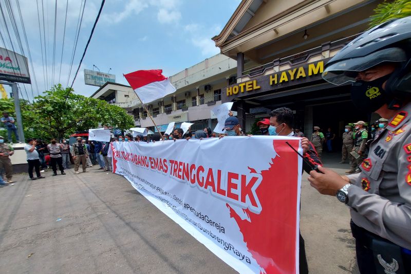 Sekelompok warga Trenggalek bentangkan poster tolak tambang emas SMN