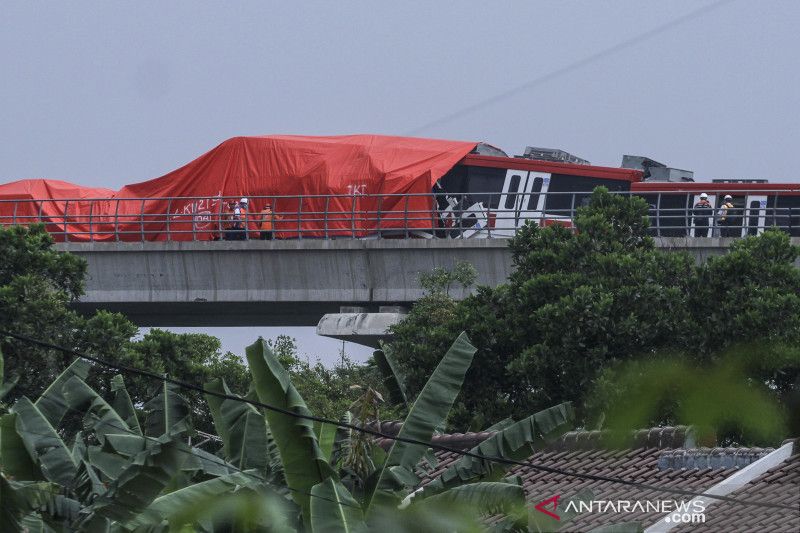Kecelakaan LRT di jalur layang ruas Cibubur - TMII