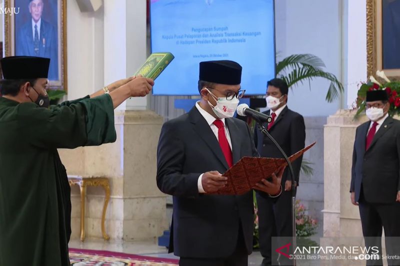 Presiden Jokowi saksikan sumpah jabatan Kepala PPATK 2021-2026