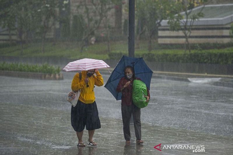 Hujan guyur DKI Jakarta pada hari pertama Desember 2021