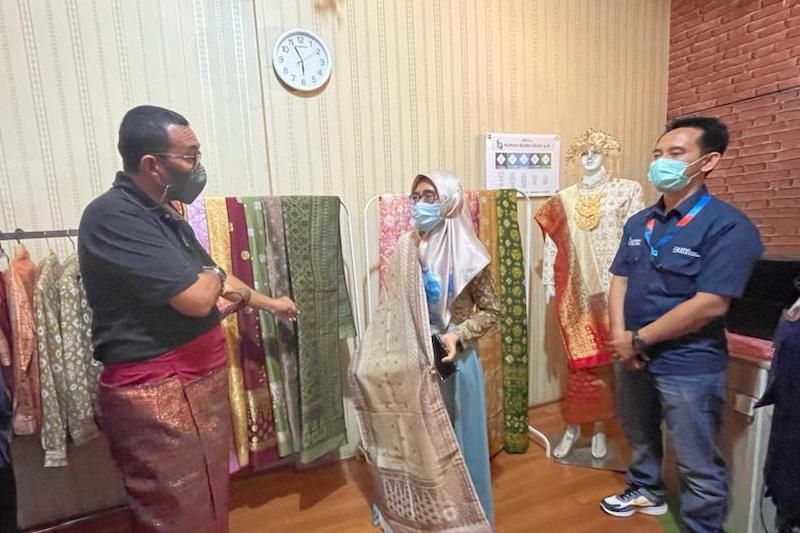 Kementerian BUMN bagikan alat tenun songket ke UMKM Ogan Ilir