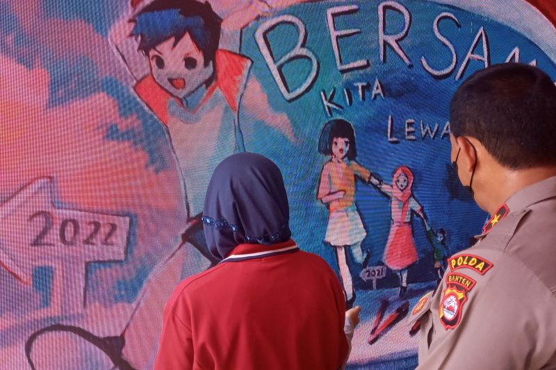 Siswi SMP juarai Festival Mural Bhayangkara 2021 tingkat Polda Banten