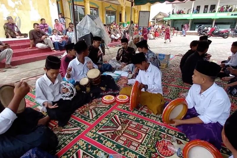Warga Desa Ulee peringati Maulid Nabi dengan marawis