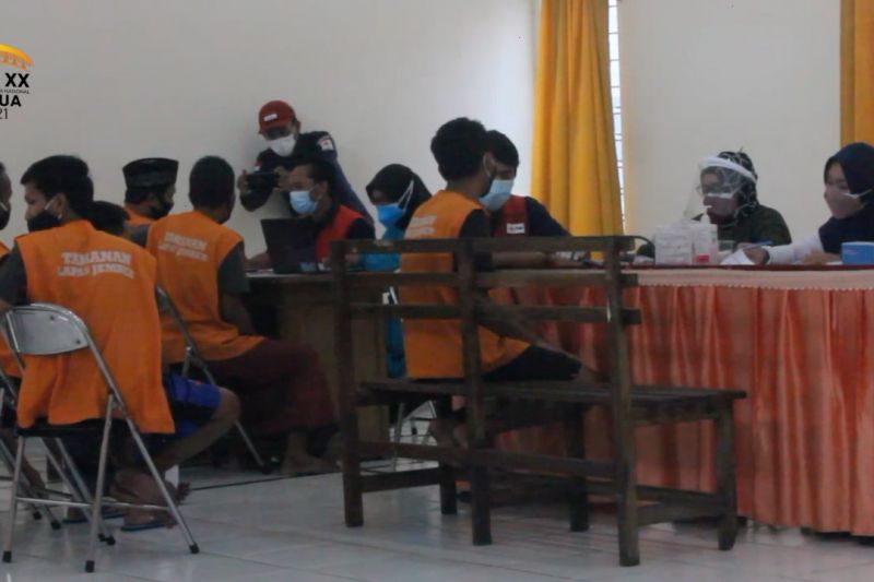 Ratusan napi di Lapas Kelas 2-A Jember divaksinasi