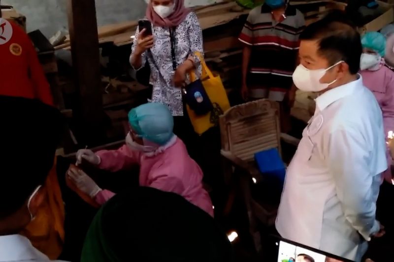 Menteri PPN pantau vaksinasi dari pintu ke pintu di Ponorogo