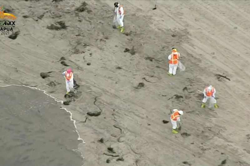 Pembersihan tumpahan 3.000 barel minyak mentah di pantai California