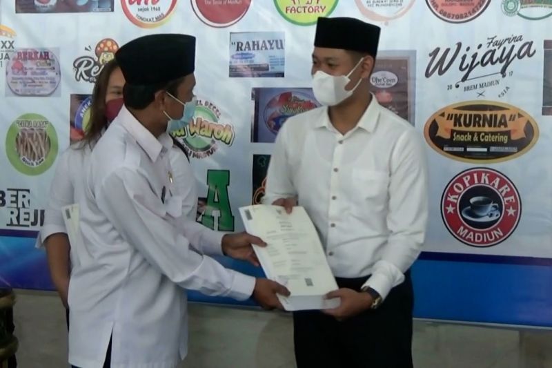 Puluhan pelaku UMKM Madiun terima sertifikat halal