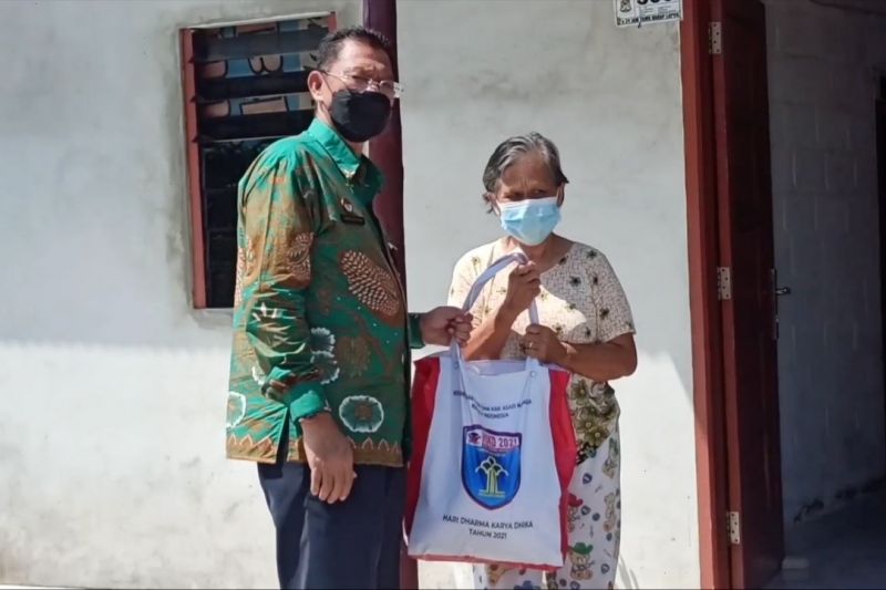 Imigrasi Pangkalpinang salurkan sembako bagi warga terdampak COVID-19