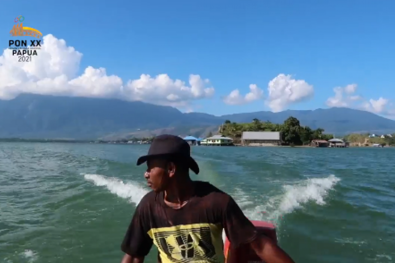 Menyusuri Danau Sentani, kampung halaman Si Ratu Dayung Papua