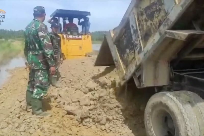 TMMD ke-112, TNI bangun jalan di desa terpencil