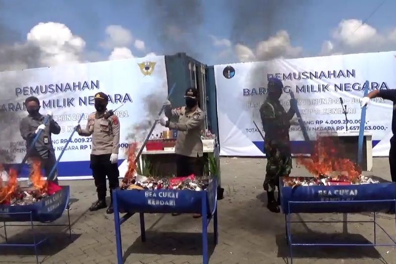 Bea Cukai Kendari musnahkan rokok dan barang ilegal senilai Rp4 miliar