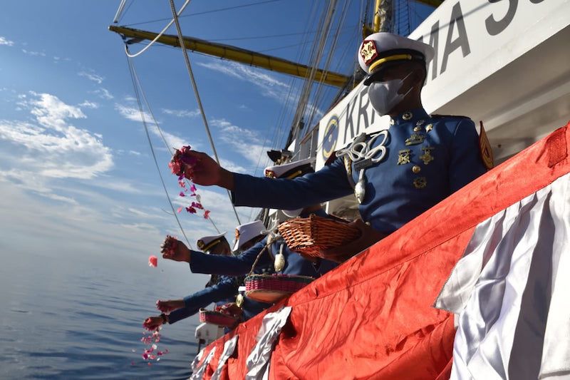 Taruna AAL peserta KJK 2021 tabur bunga mengenang KRI Nanggala-402