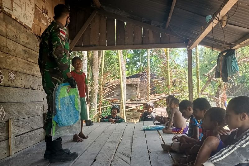 Satgas TNI Yonif 512 bagikan tas sekolah anak di perbatasan RI-PNG