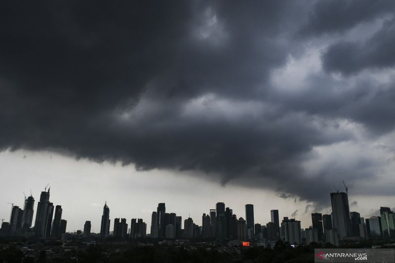 Hujan disertai petir dan angin landa Jakarta dan sekitarnya Senin