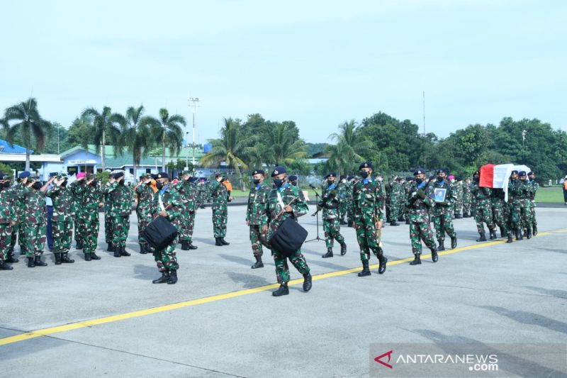 Panglima dan Kasal lepas jenazah Laksma TNI Tedjo Sukmono ke Malang