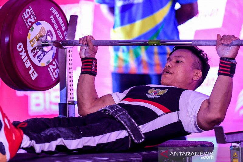 A Hadi perkasa di angkat berat Peparnas kategori putra kelas 49kg