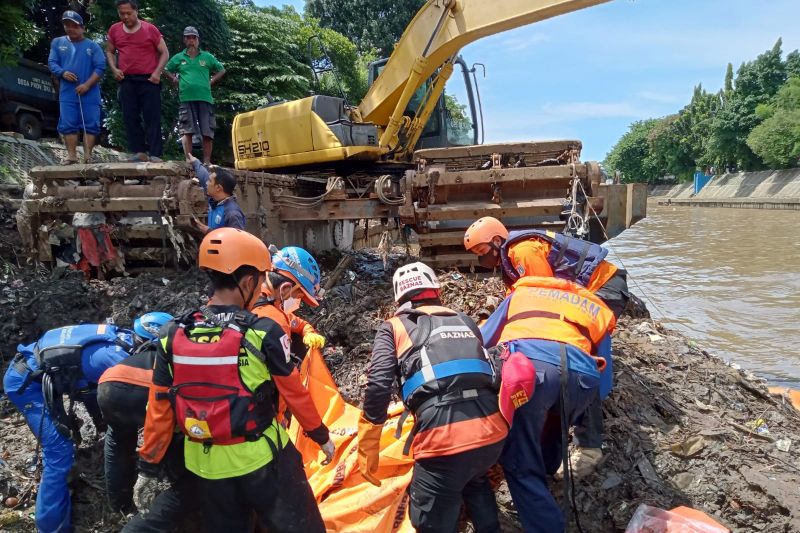 Pria tenggelam di Kali Ciliwung ditemukan tak bernyawa