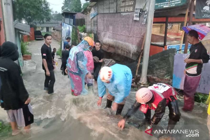 Banjir rusak warung dan rendam rumah serta fasum di Sukabumi