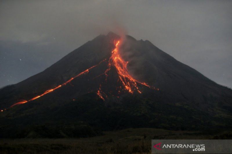 Gunung Merapi meluncurkan empat kali guguran lava sejauh 2.000 meter