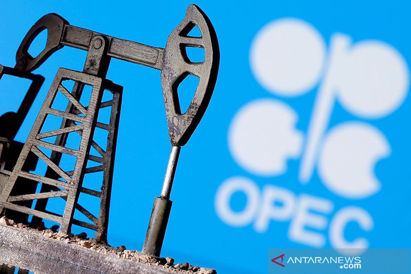 Minyak berakhir lebih tinggi setelah berayun liar karena putusan OPEC+