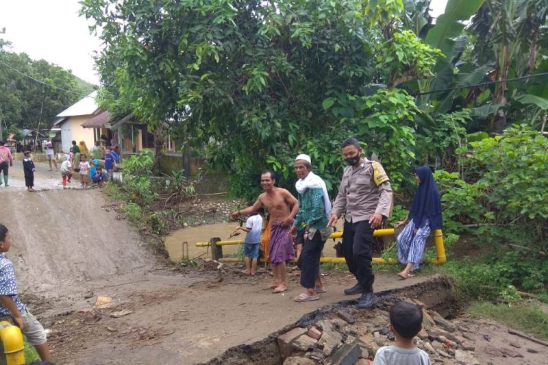 Banjir merendam dua desa dan putuskan jembatan di Lombok Barat