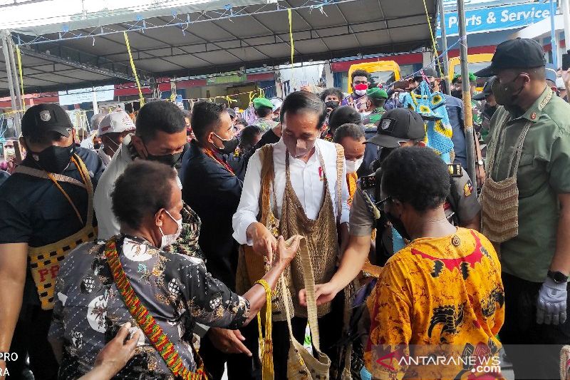 Presiden Jokowi borong noken di Jayapura
