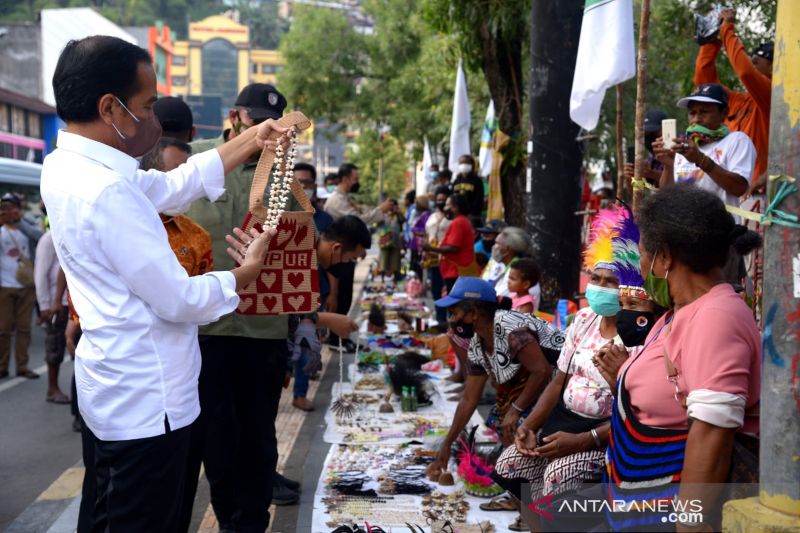 Presiden Jokowi singgah berbelanja di Pasar Noken Taman Imbi Jayapura