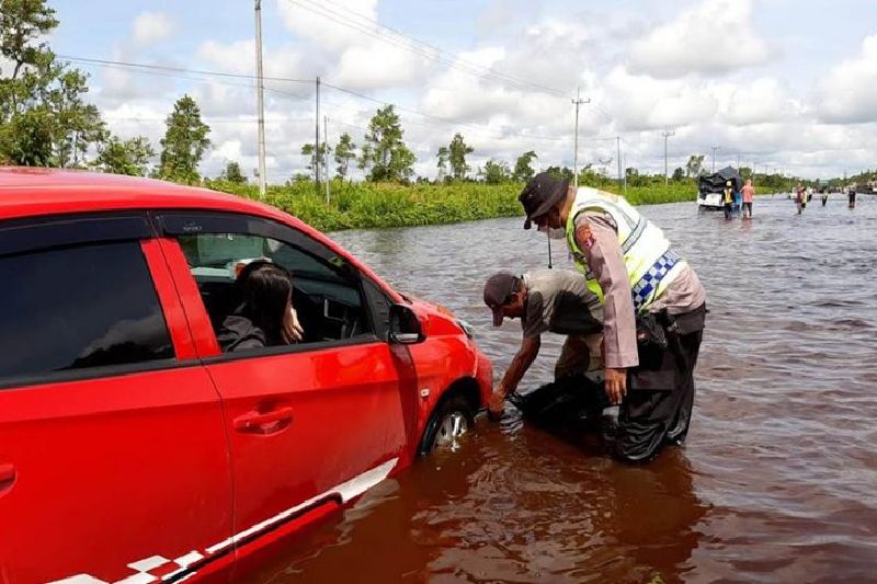 Jalan trans Kalimantan terendam banjir warga Kalteng diminta waspada