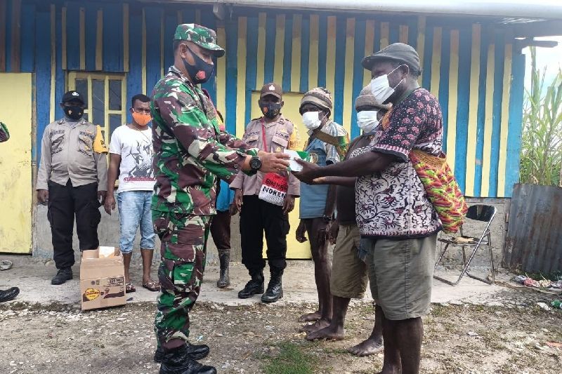 TNI/Polri Deiyai Papua bagikan obat-vitamin untuk warga isoman COVID-19