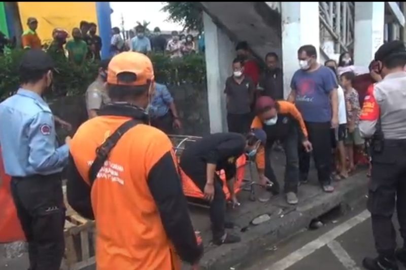 Seorang pria ditemukan tewas di selokan Pasar Pramuka Jakarta