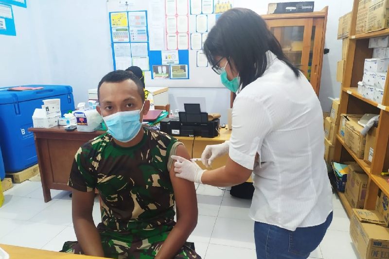 Personel kesehatan Satgas Pamtas TNI Yonif 403 divaksinasi tahap tiga