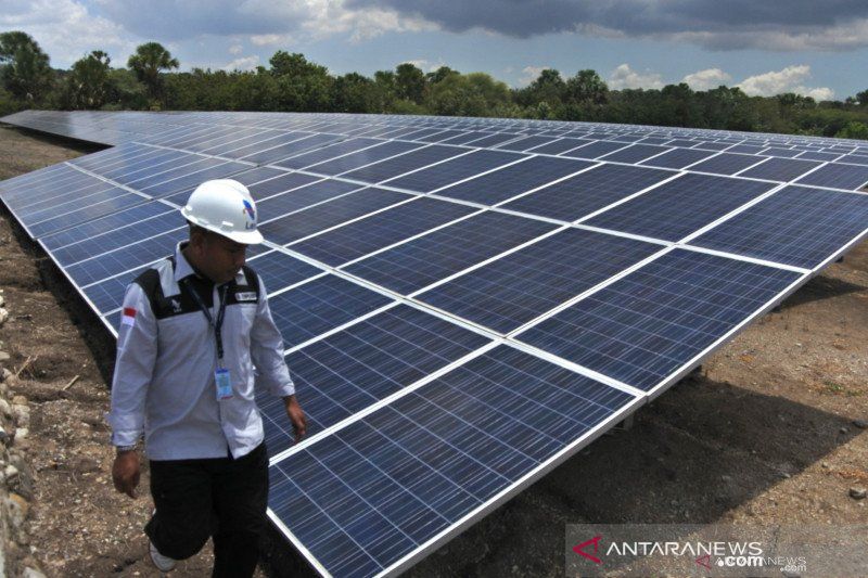 Pemprov Riau pasang solar panel penuhi kebutuhan listrik perkantoran