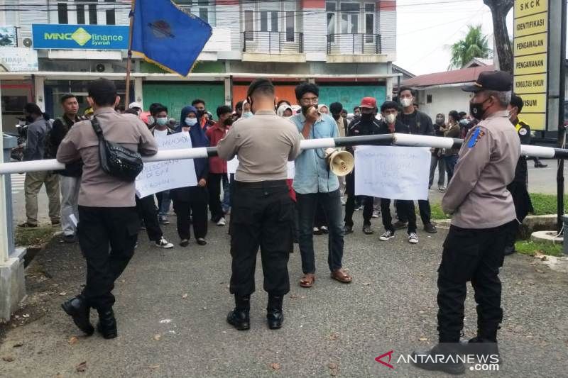 Puluhan mahasiswa gelar unjuk rasa ke Polres Aceh Barat