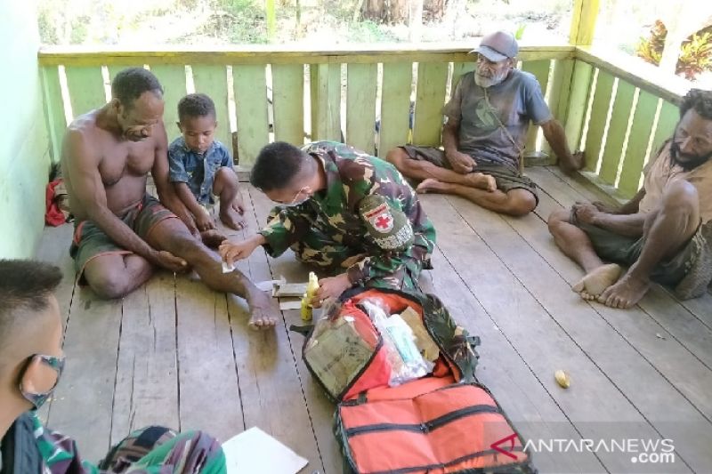 Satgas TNI layani pengobatan langsung di rumah warga perbatasan RI-PNG