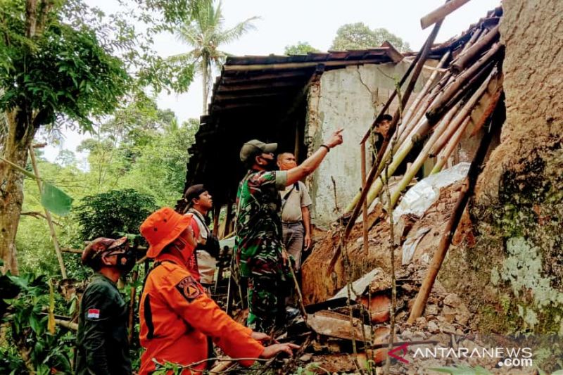 Angin kencang dan banjir rusak rumah dan fasilitas umum di Sukabumi