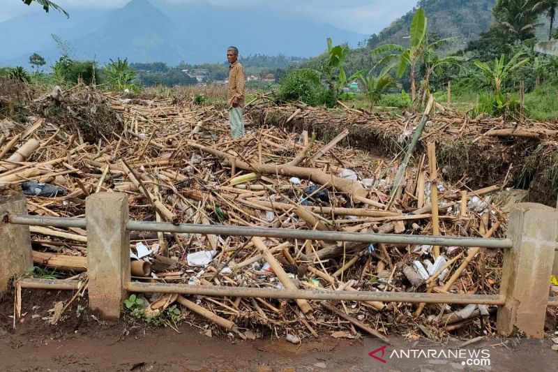 BPBD Garut: Banjir di Banyuresmi akibat tumpukan sampah sumbat sungai
