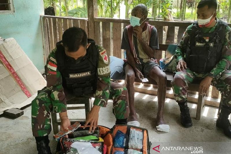 Satgas TNI Yonif 512 layani kesehatan keliling warga perbatasan RI-PNG