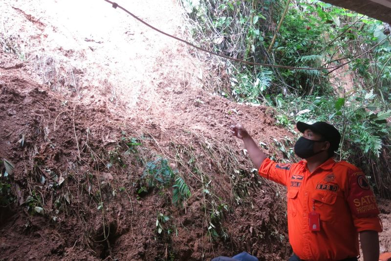 Seorang santri di Sukabumi meninggal tertimbun longsor