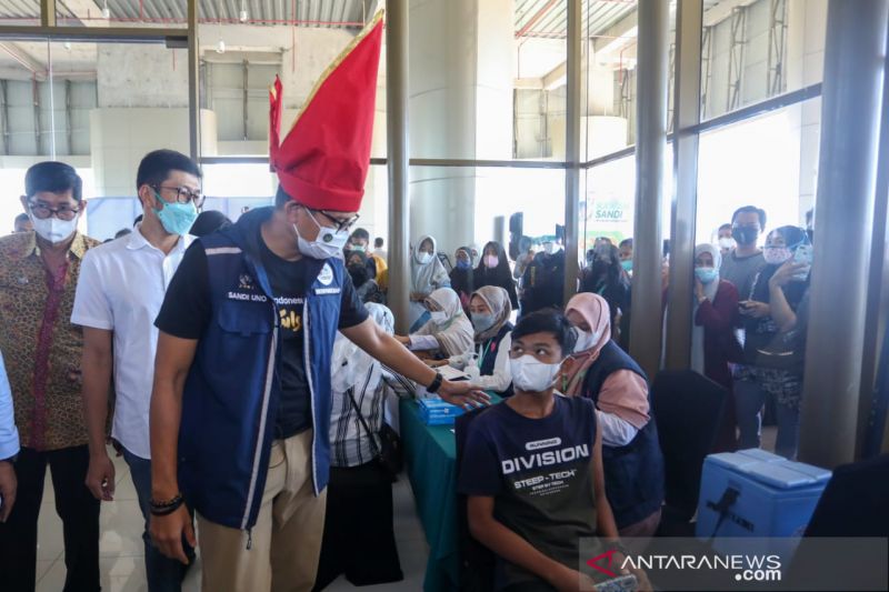 Relawan Kawan Sandi menggelar vaksinasi massal di Makassar