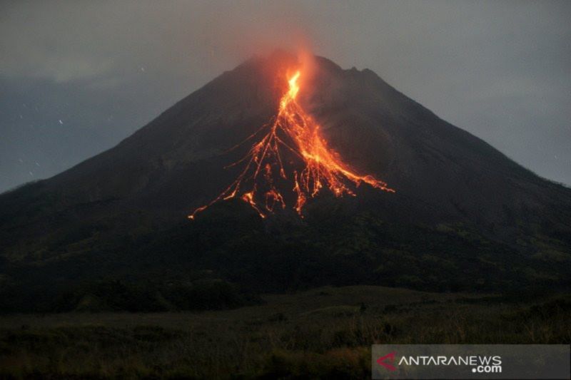 Merapi meluncurkan guguran lava pijar 15 kali sejauh 2.000 meter