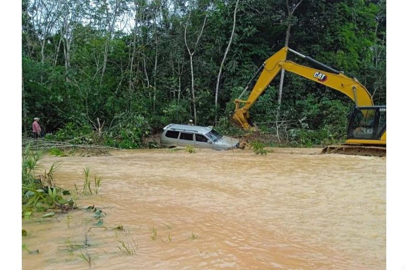 PNS dan istri meninggal dalam mobil terseret banjir di Barito Selatan