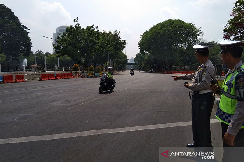 Buruh demo, polisi tutup jalan mengarah ke Istana Negara