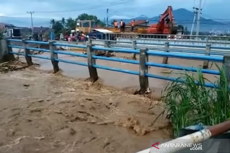 Rel tergenang banjir, sejumlah kereta di Bandung tertahan