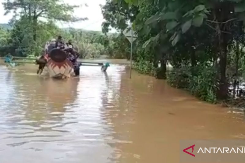 Personel Polres Sukabumi bantu penanggulangan banjir di tiga kampung