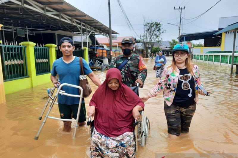 142 warga mengungsi dari banjir di Hulu Sungai Tengah Kalsel