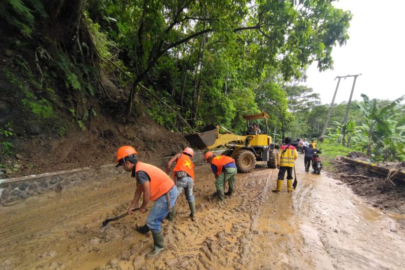 Jalan Nasional Bagbagan-Jampangkulon Sukabumi tertimbun longsor
