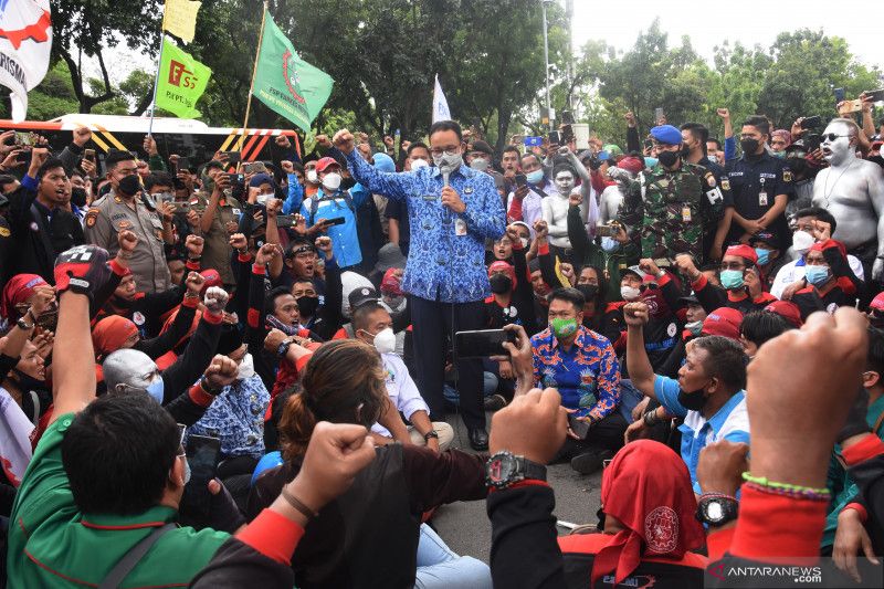 Gubernur DKI temui massa aksi buruh