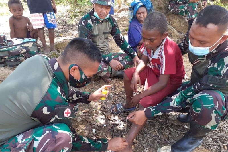Satgas TNI Yonif 403 layani kesehatan ke rumah warga perbatasan