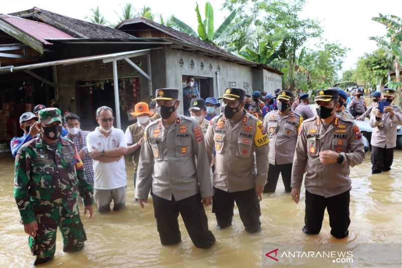 Kapolri dan Akpol 91 salurkan bantuan korban banjir di Kabupaten HST